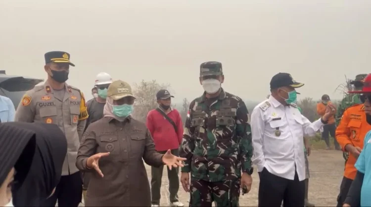 Pastikan Proses Pemadaman, Danrem 121/ABW Tinjau Penanganan Karhutla di Mempawah