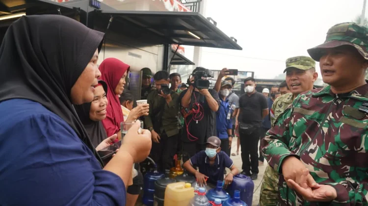Kemarau Panjang , TNI Salurkan Air Bersih Siap Minum untuk Warga Kalbar