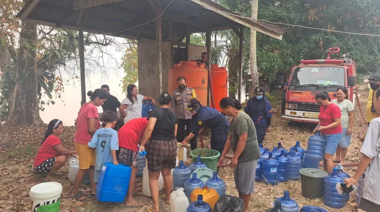 Sumber Air Menipis, Warga Sungai Ayak Sekadau Antre Mendapatkan Air Bersih
