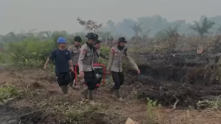 Sehari usai Pemadaman, Polisi Dinginkan Lahan Gambut Bekas Karhutla di Sekadau