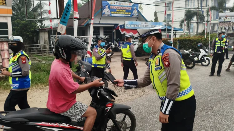 Polres Sekadau Bagikan Lima Ratus Masker kepada Pengendara