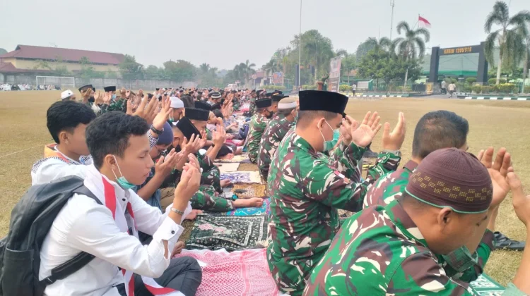 Ribuan Umat Muslim di Sintang Ikuti Sholat Istisqa