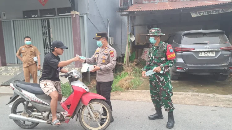 Forkopimcam Belitang Hilir Bagikan 1.000 Masker kepada Warga