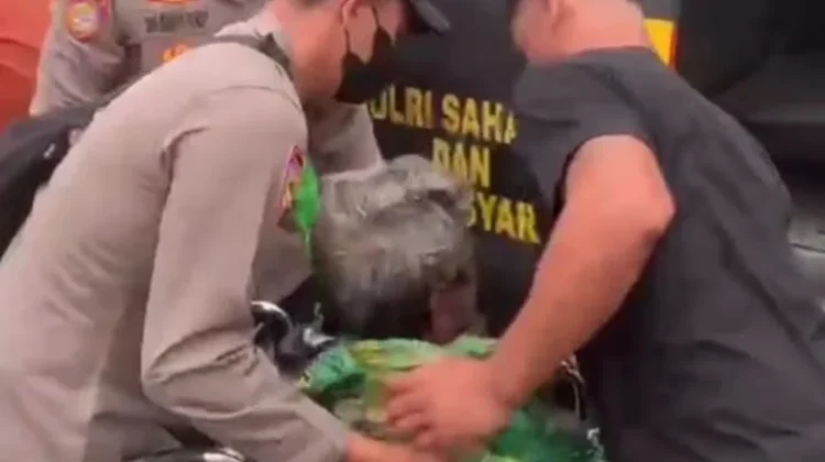 Aksi Spontan Polisi di Pasar Sekadau, Bantu Lansia Sakit menuju RSUD