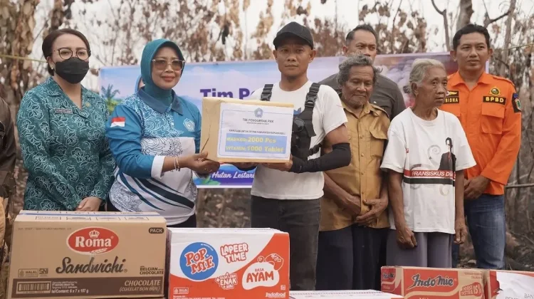 Peduli Karhutla, TP PKK Kalbar Serahkan Bantuan di Kapuas Hulu