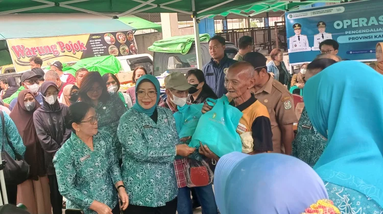TP PKK Kalbar Gelar Operasi Pasar di Sintang, Ratusan Paket Sembako Disubsidi