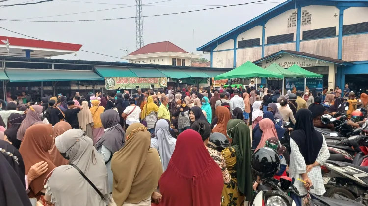 Warga Antusias Serbu Sembako Murah Operasi Pasar TP PKK Kalbar di Sintang