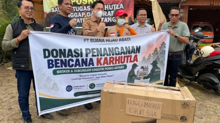 PT BHA Salurkan Bantuan Tangani Karhutla di Sintang