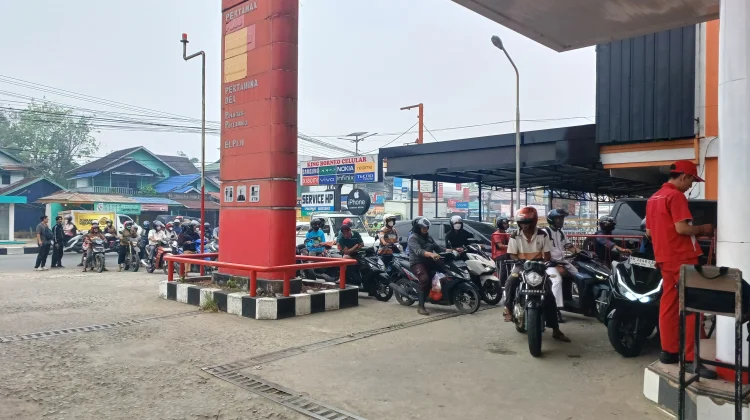 Distribusi Tersendat, Warga Sintang Antrea Pertalite