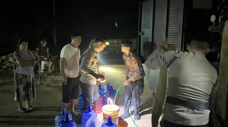 Warga Desa Selalong Sekadau Terima Suplai Air Bersih