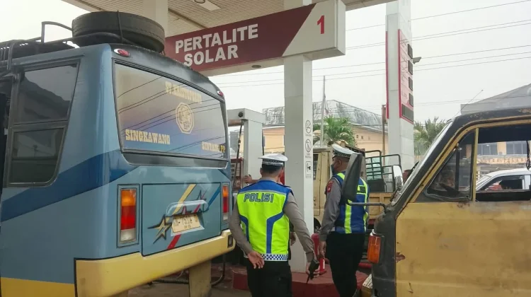 Pamapta Polres Sekadau Urai Kemacetan akibat Antrean di SPBU
