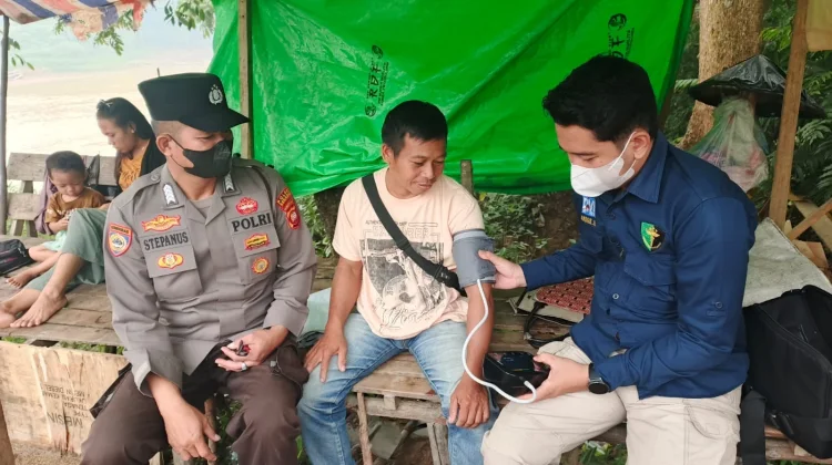 Kabut Asap, Sidokkes Polres Sekadau Cek Kesehatan Warga