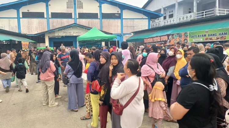 Operasi Pasar TP PKK Kalbar di Sintang Ludes Diserbu Warga