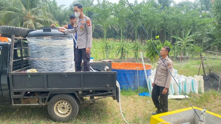 Polsek Binjai Hulu Salurkan 1.050 Liter Air Bersih ke Pondok Pesantren