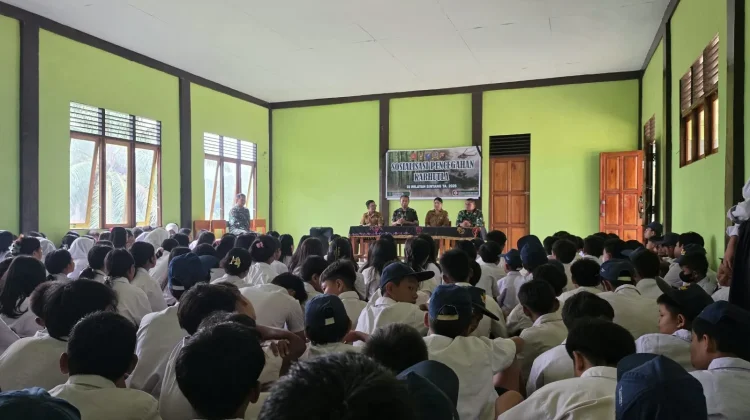 Mabes TNI Ajak Siswa SMPN 1 Ambalau Cegah Karhutla