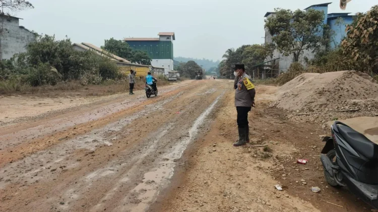 Polsek Kota Baru Bersama Korp Brimob Polri dan PSKB Lakukan Aksi Sosial Siram Jalan