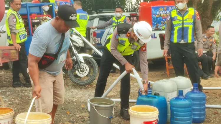 Satlantas Polres Sekadau Salurkan Ribuan Liter Air Bersih