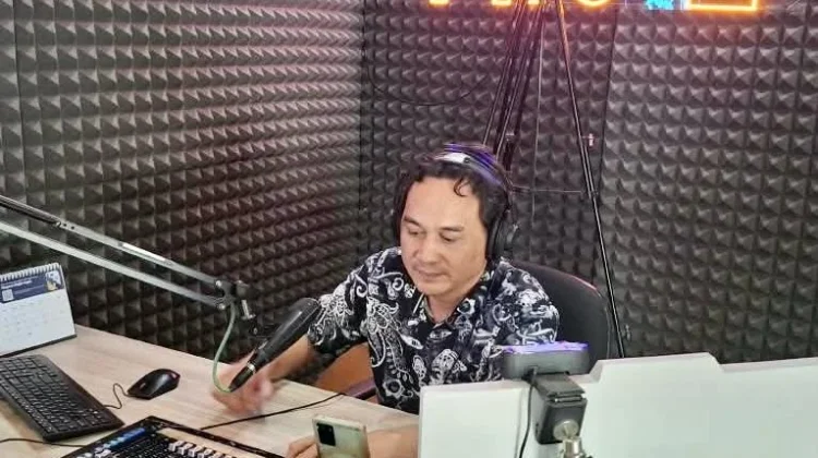 Sekretaris Camat Tempunak Menjawab Challange Membaca Warta Berita RRI Sintang