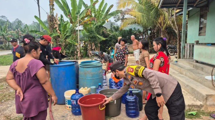 Warga Tapang Semadak Kembali Mendapatkan Bantuan Air Bersih