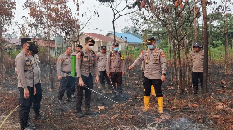 Polres Sekadau Uji Cairan Pemadam X-Fire untuk Percepat Penanganan Karhutla