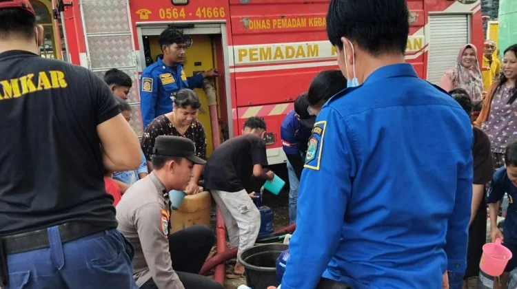 Ribuan Liter Air Bersih Disalurkan ke Dua Desa di Sekadau Hilir