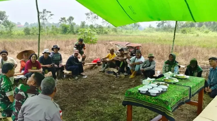 Tim Satgas Karhutla Mabes TNI Berikan Penyuluhan kepada Masyarakat Dusun Sauwe