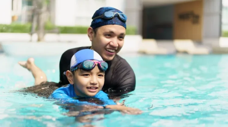 Langkah-Langkah Mengajarkan Anak Berenang