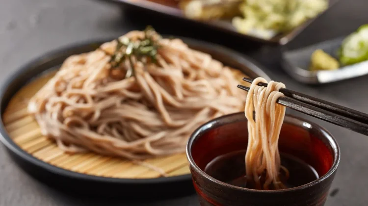Sensasi Unik Mie Soba Berkuah Teh Hojicha