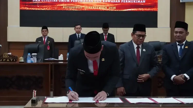 Bupati Kapuas Hulu Tandatangani Persetujuan Bersama Raperda PSU