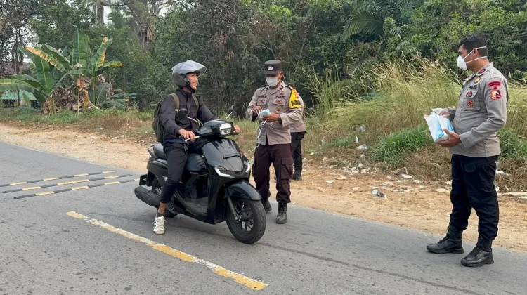 Polsek Belimbing Bersama BKO Brimob Bagikan Masker