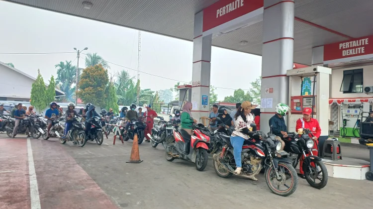 Demi Pertalite, Warga Sintang Rela Antre Berjam-jam di SPBU