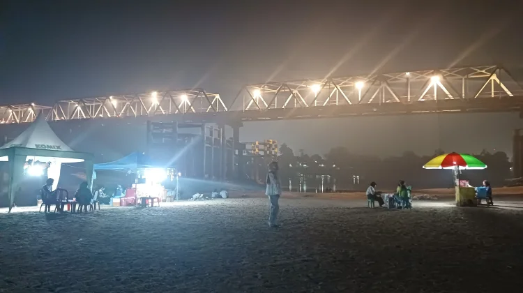 Masyarakat Sintang Manfaatkan Wisata Dadakan Pasir Timbul di Sungai Melawi