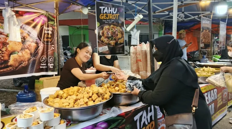 Rumah BUMN PLN Sintang Bagikan Ratusan Masker