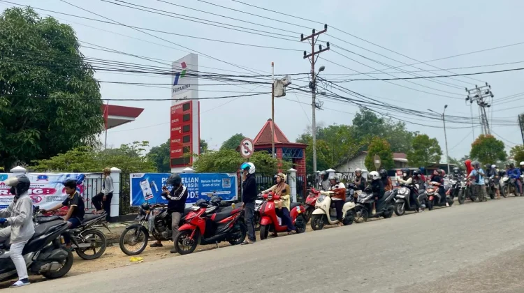 Demi Dapatkan BBM, Warga Sintang Rela Antre Berjam-jam di SPBU
