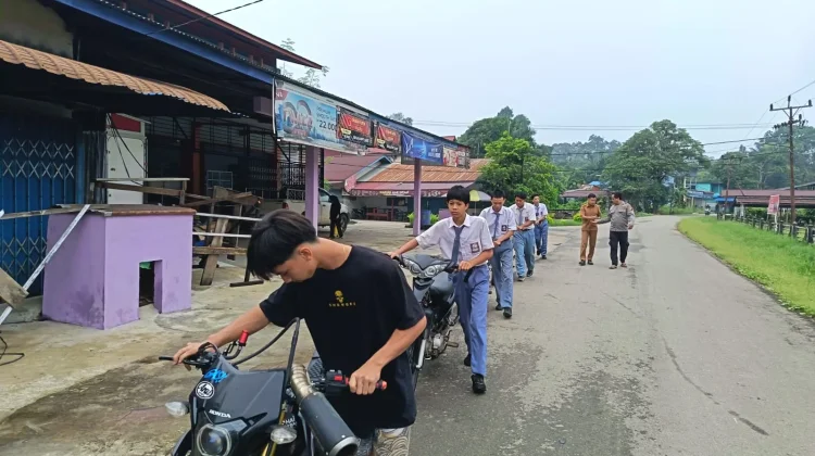 Polsek Silat Hulu Tertibkan Knalpot Brong, Pengendara Diberi Edukasi