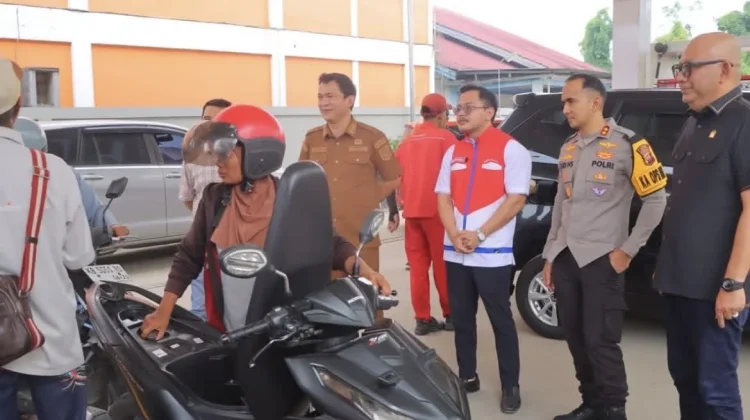 Polres Sintang Urai Kemacetan akibat Antrean BBM