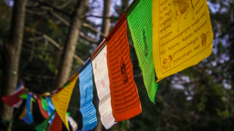 Makna di Balik Lima Warna Prayer Flags Tibet