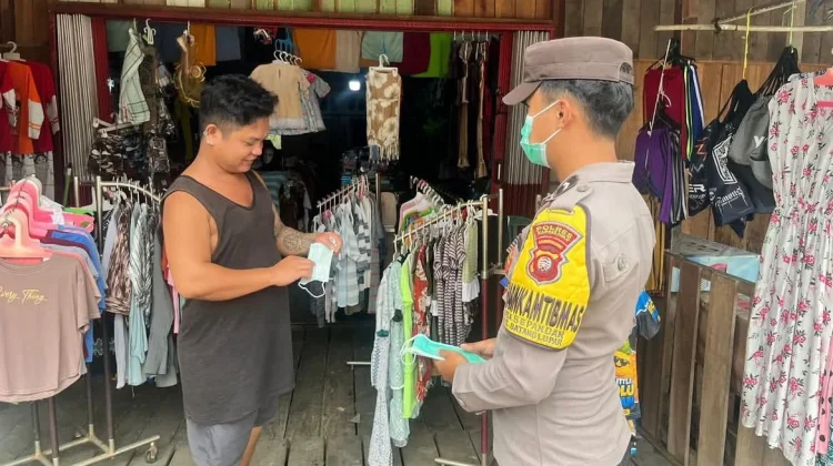 Kabut Asap, Bhabinkamtibmas Sepandan Bagikan Masker