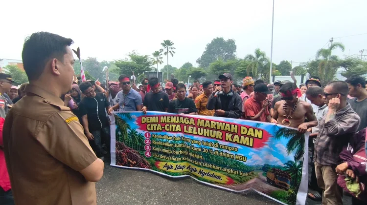Wabup Sintang Janji Bantu Warga Perjuangkan Kebun Plasma
