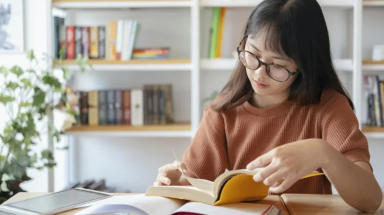 Tak Hanya Membuat Pintar Berikut Beberapa Manfaat Membaca Buku