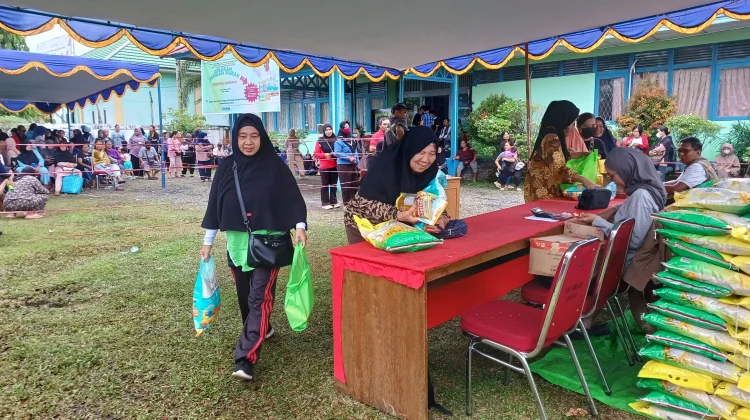 Ratusan Warga Serbu Gerakan Pangan Murah Sintang