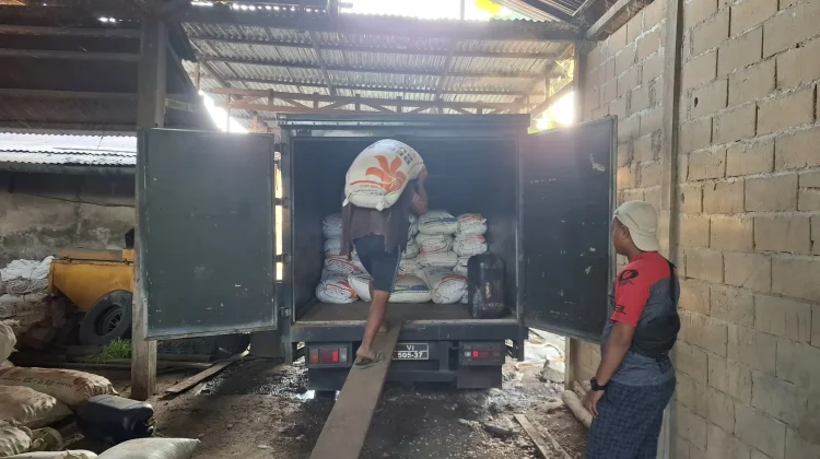 Polres Melawi Dorong 10.289 Kg Jagung ke Bulog Sintang