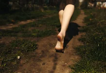 Berjalan tanpa Alas Kaki, Ini Manfaatnya untuk Kesehatan