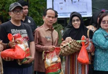 Operasi Pasar, Bupati Sintang Pantau Warga Antre Sembako