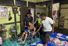 Berjuang Lawan Stroke: Yasina Dapat Bantuan Kursi Roda dari Polres Sekadau