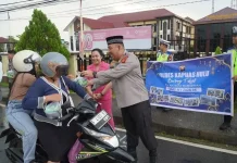 Polres Kapuas Hulu Bagikan 200 Paket Takjil, Pererat Silaturahmi di Bulan Ramadan