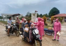 Polsek Suhaid Bagikan 50 Kotak Takjil ke Masyarakat di Depan Mako Polsek