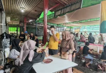 Cuaca Panas Tak Surutkan Antusiasme Warga Sintang Antre Takjil
