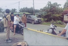 Petugas DLH Sintang Sosialisasikan Waktu Buang Sampah