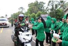 Persit Kodim Putusibau Bagikan Takjil pada Warga